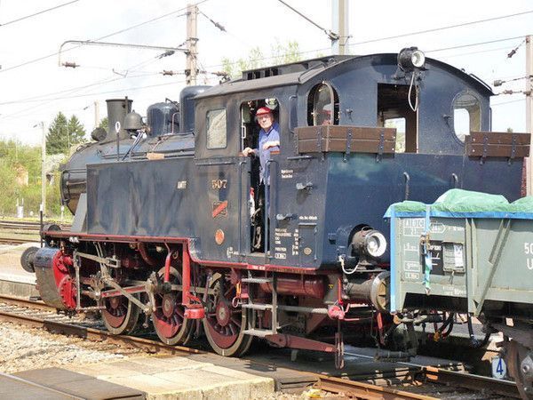 ANCIENNE LOCOMOTIVE 