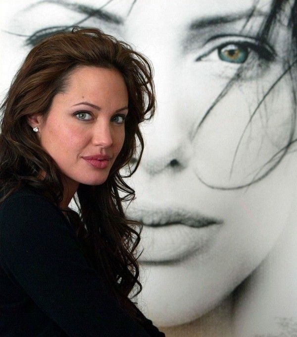 FOND D ECRAN ANGELINA JOLIE 