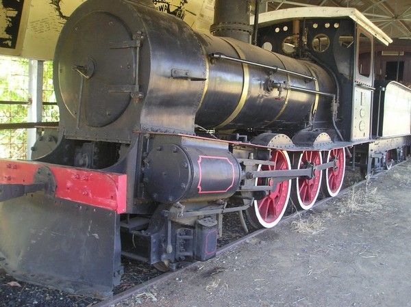 ANCIENNE LOCOMOTIVE 